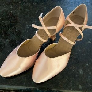 Smooth ballroom dance shoes. 2 1/2” heel. NWOT.
